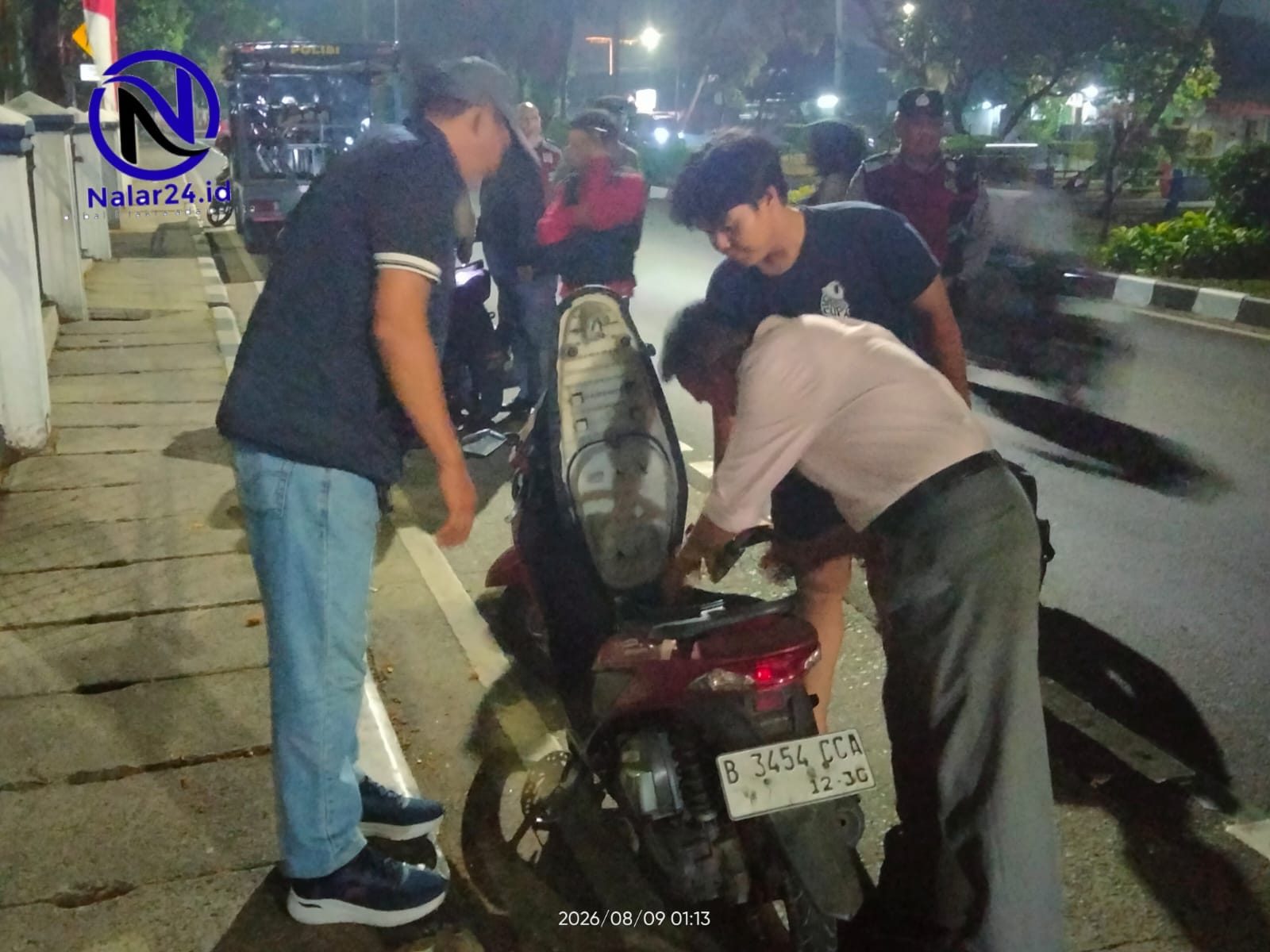 Personel Polsek Tangerang melakukan pemeriksaan bagasi sepeda motor saat razia stasioner