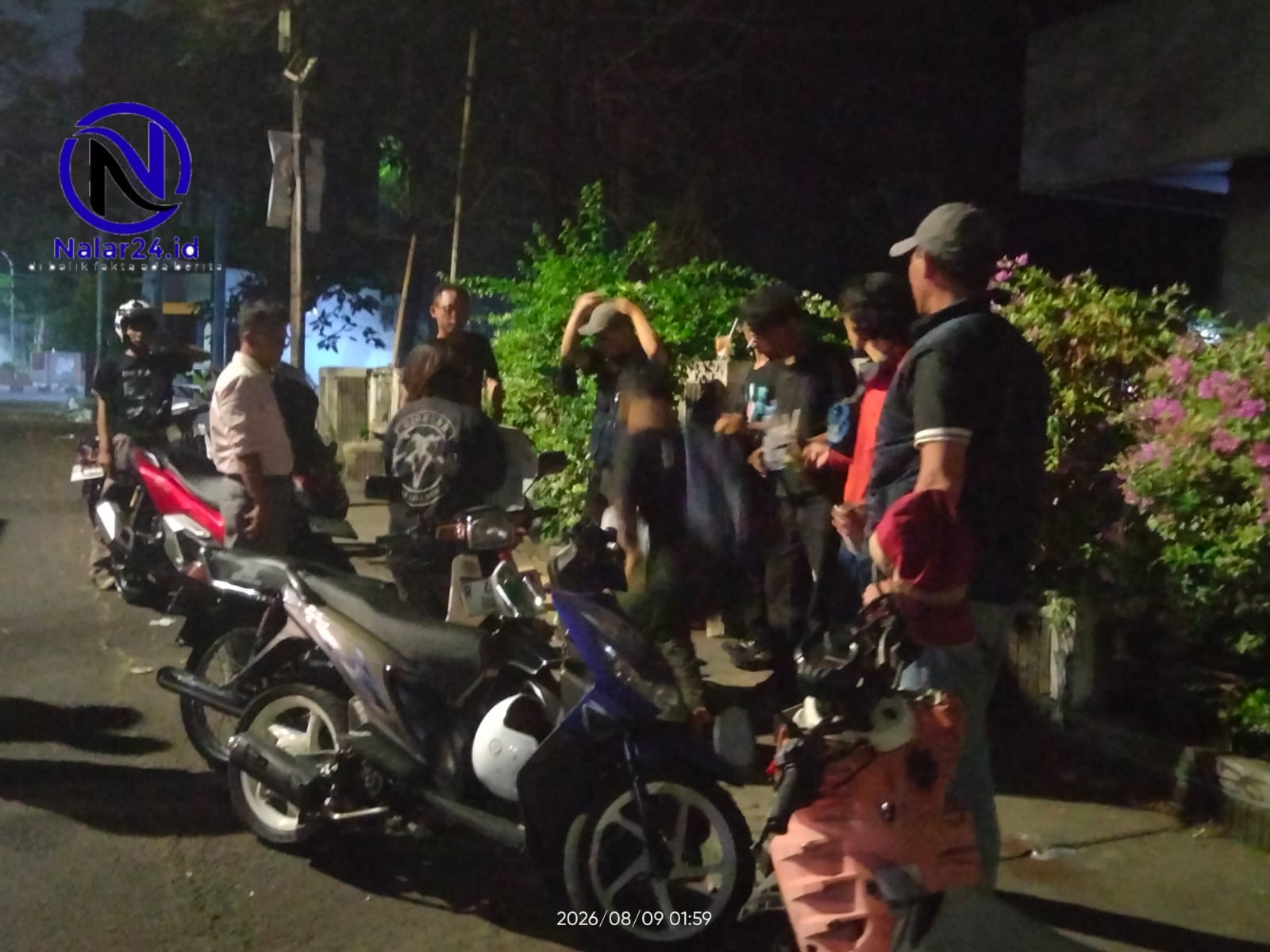Sejumlah pengendara sepeda motor diberhentikan dan diperiksa petugas dalam Patroli Cipta Kondisi