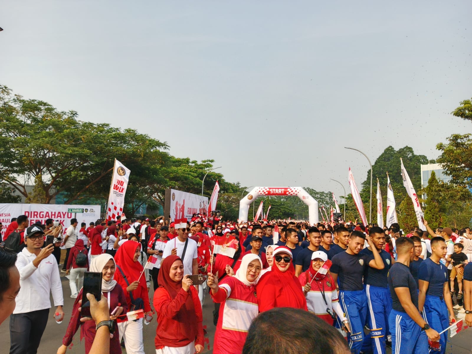 Ribuan peserta Fun Walk Imipas membawa bendera Merah Putih