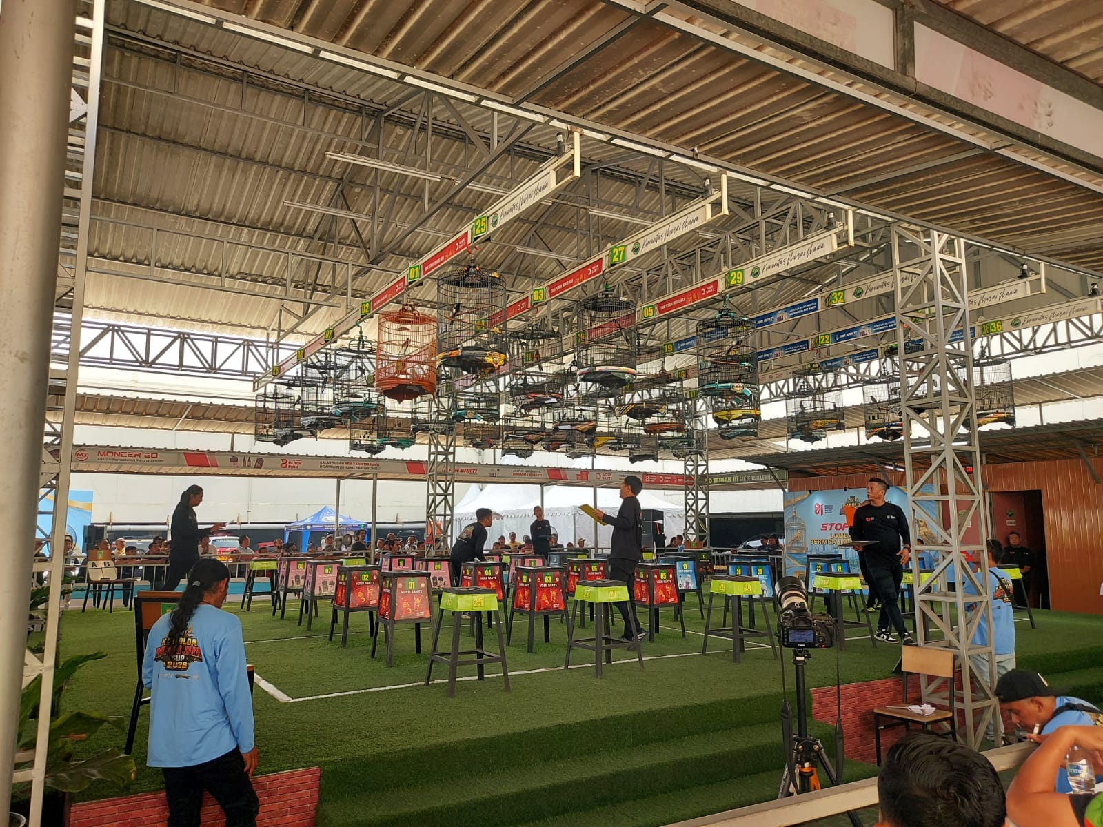 Suasana lomba kicau muray batu cucak hijau Balekota Arena
