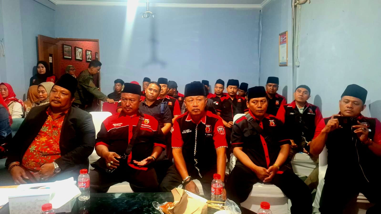 Pengurus Ormas Madas Nusantara Masyarakat Madura Asli saat mengikuti kegiatan di kantor DPP