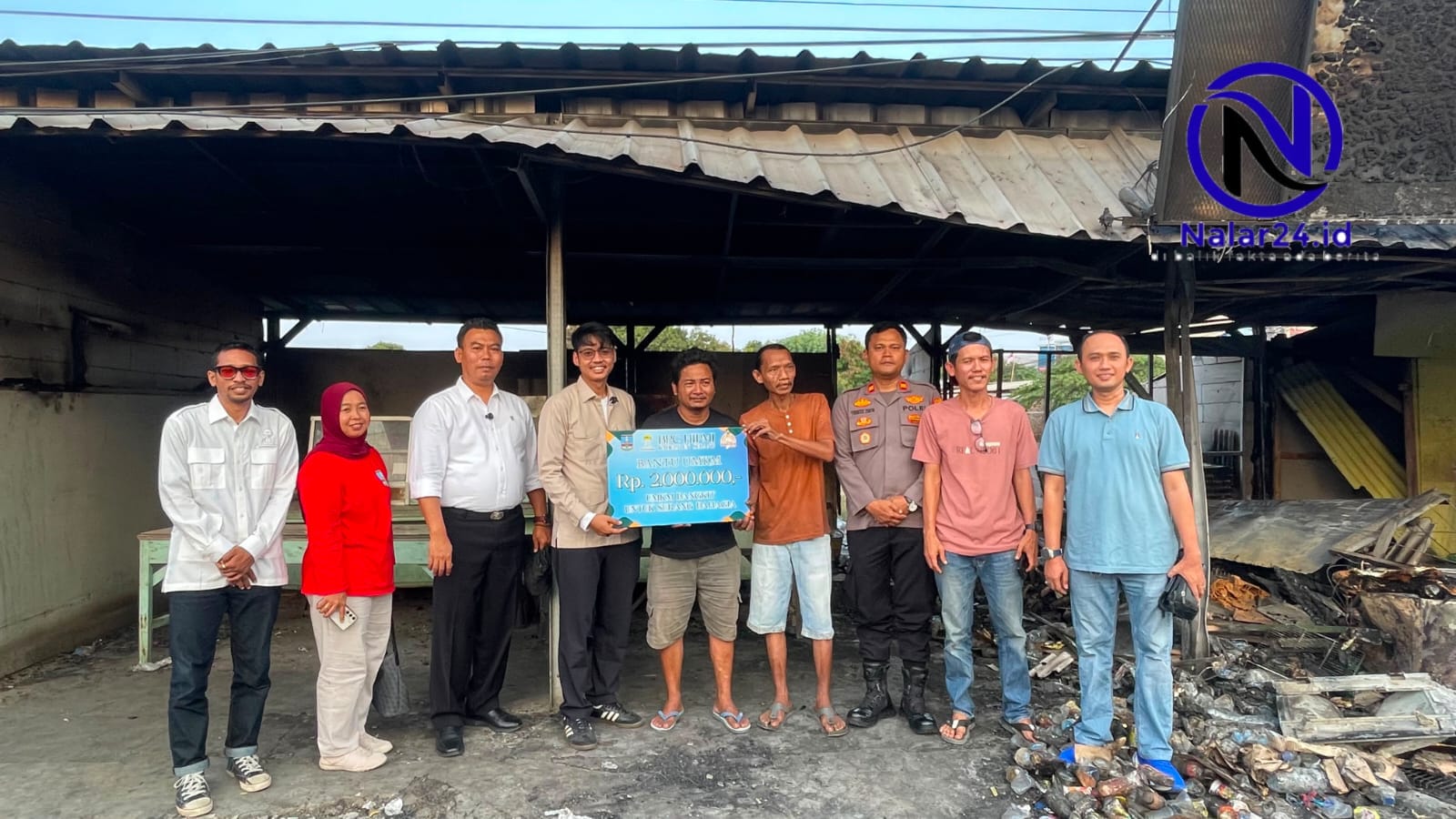 Ketua HIPMI Kabupaten Serang Adam Tri Alfirdan menyerahkan bantuan secara simbolis kepada UMKM korban kebakaran di Kecamatan Anyer Kabupaten Serang