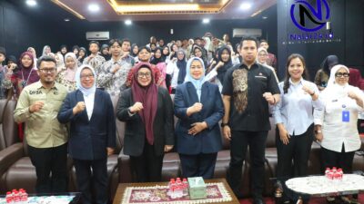 Wakil Bupati Tangerang Intan Nurul Hikmah berfoto bersama peserta Forum Anak Pelopor Sadar Hukum Angkatan II dan jajaran DP3A Kabupaten Tangerang di Perpustakaan Daerah