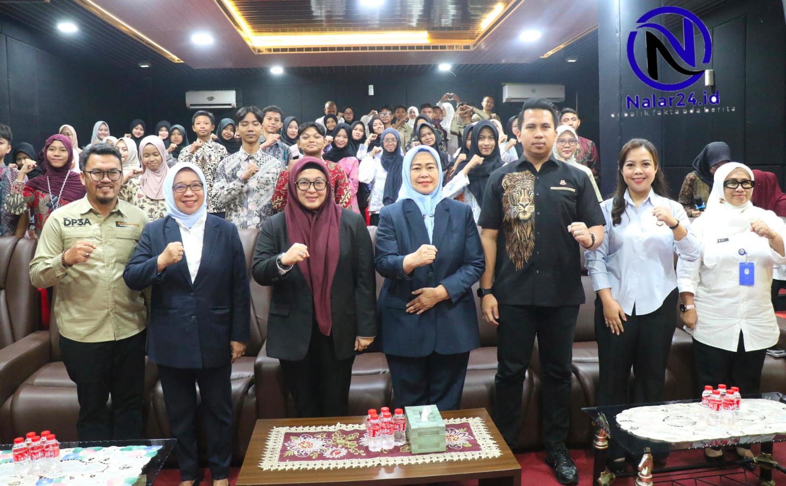 Wakil Bupati Tangerang Intan Nurul Hikmah berfoto bersama peserta Forum Anak Pelopor Sadar Hukum Angkatan II dan jajaran DP3A Kabupaten Tangerang di Perpustakaan Daerah