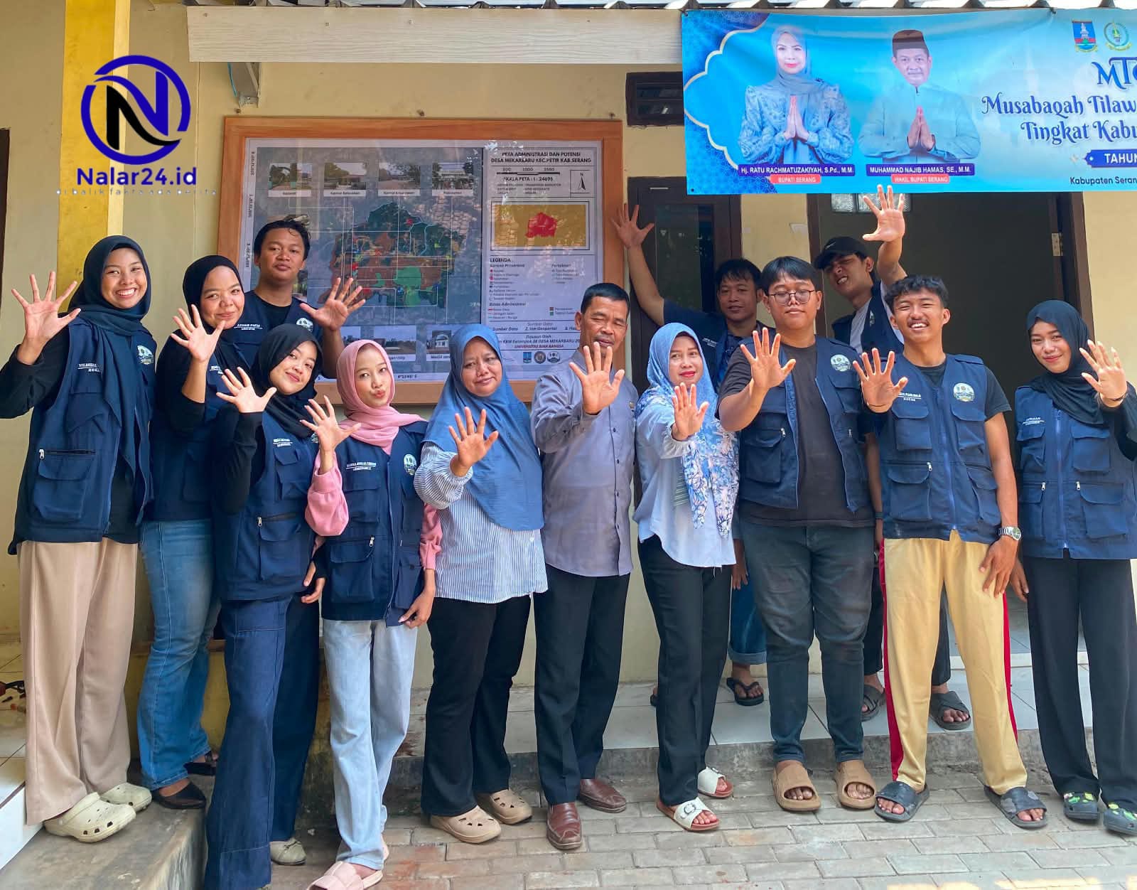 Mahasiswa KKM Kelompok 38 Universitas Bina Bangsa bersama Pemerintah Desa Mekar Baru saat penyerahan simbolis Website dan Peta Potensi Desa