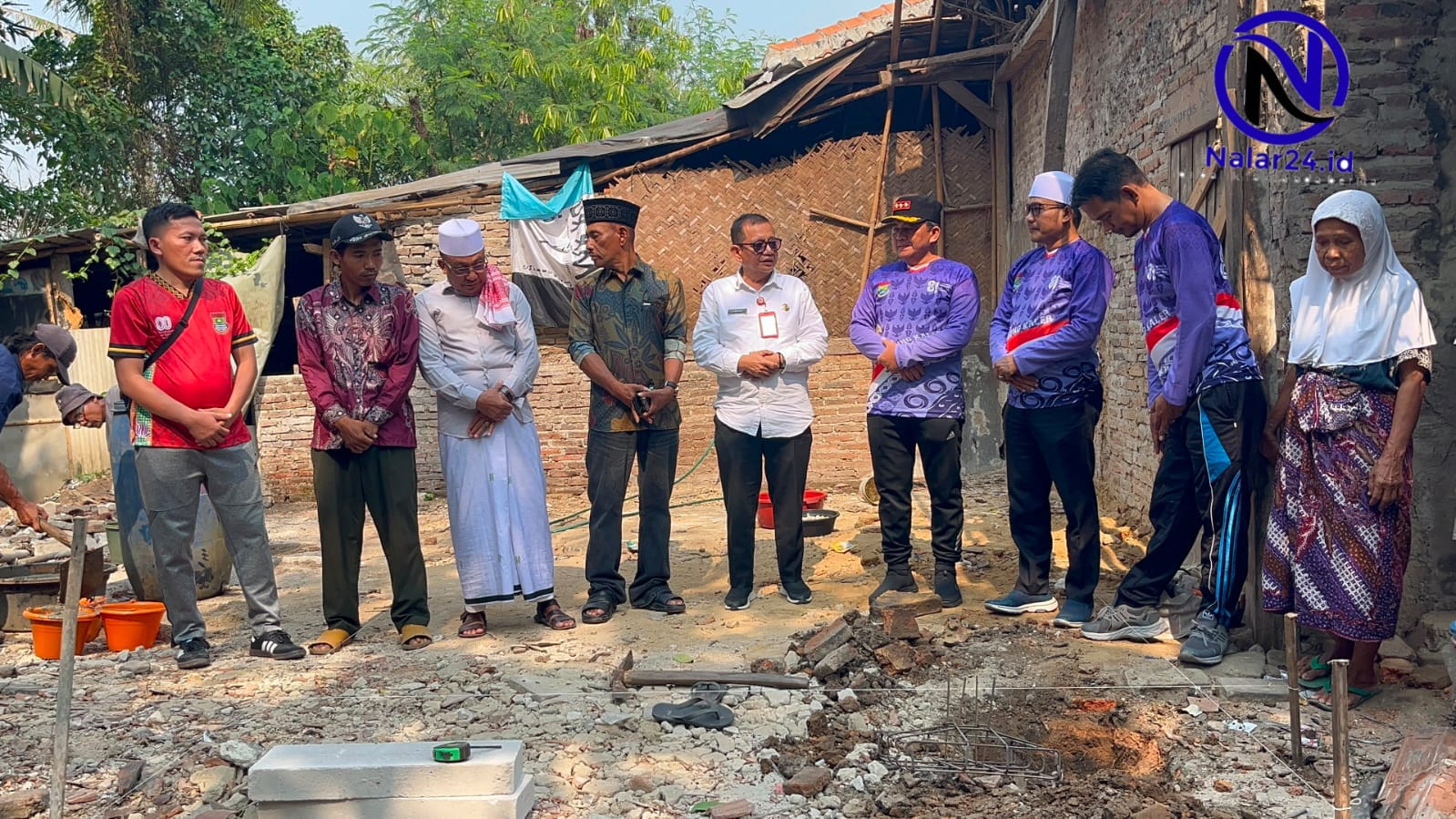 Kadis Bina Marga SDA Iwan Firmansyah bersama perangkat desa dan warga saat doa bersama pembangunan rumah Ibu Laila di Gunung Kaler`