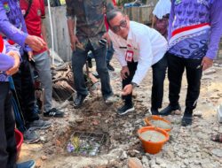 Kadis Bina Marga SDA Letakkan Batu Pertama Bedah Rumah Ibu Laila di Gunung Kaler