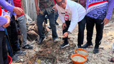 Kadis Bina Marga SDA Letakkan Batu Pertama Bedah Rumah Ibu Laila di Gunung Kaler