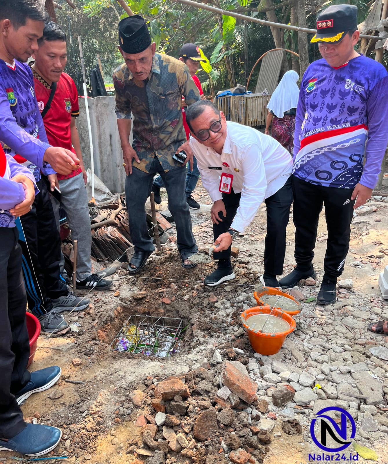 Kepala Dinas Bina Marga dan Sumber Daya Air Kabupaten Tangerang Iwan Firmansyah meletakkan batu pertama pembangunan rumah Ibu Laila di Kecamatan Gunung Kaler