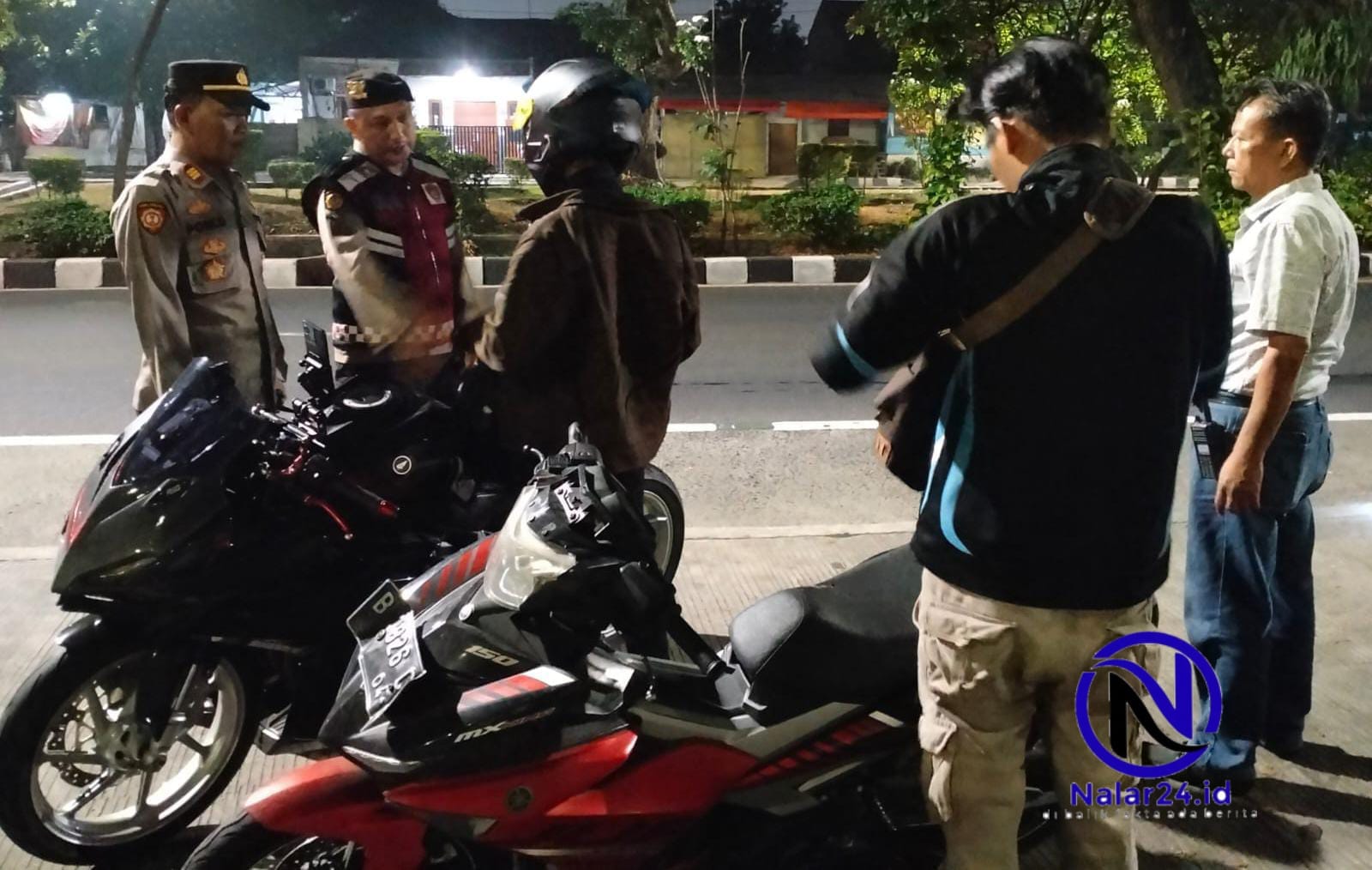 Personel Polsek Tangerang memeriksa pengendara motor saat patroli dini hari di wilayah hukum Polsek Tangerang