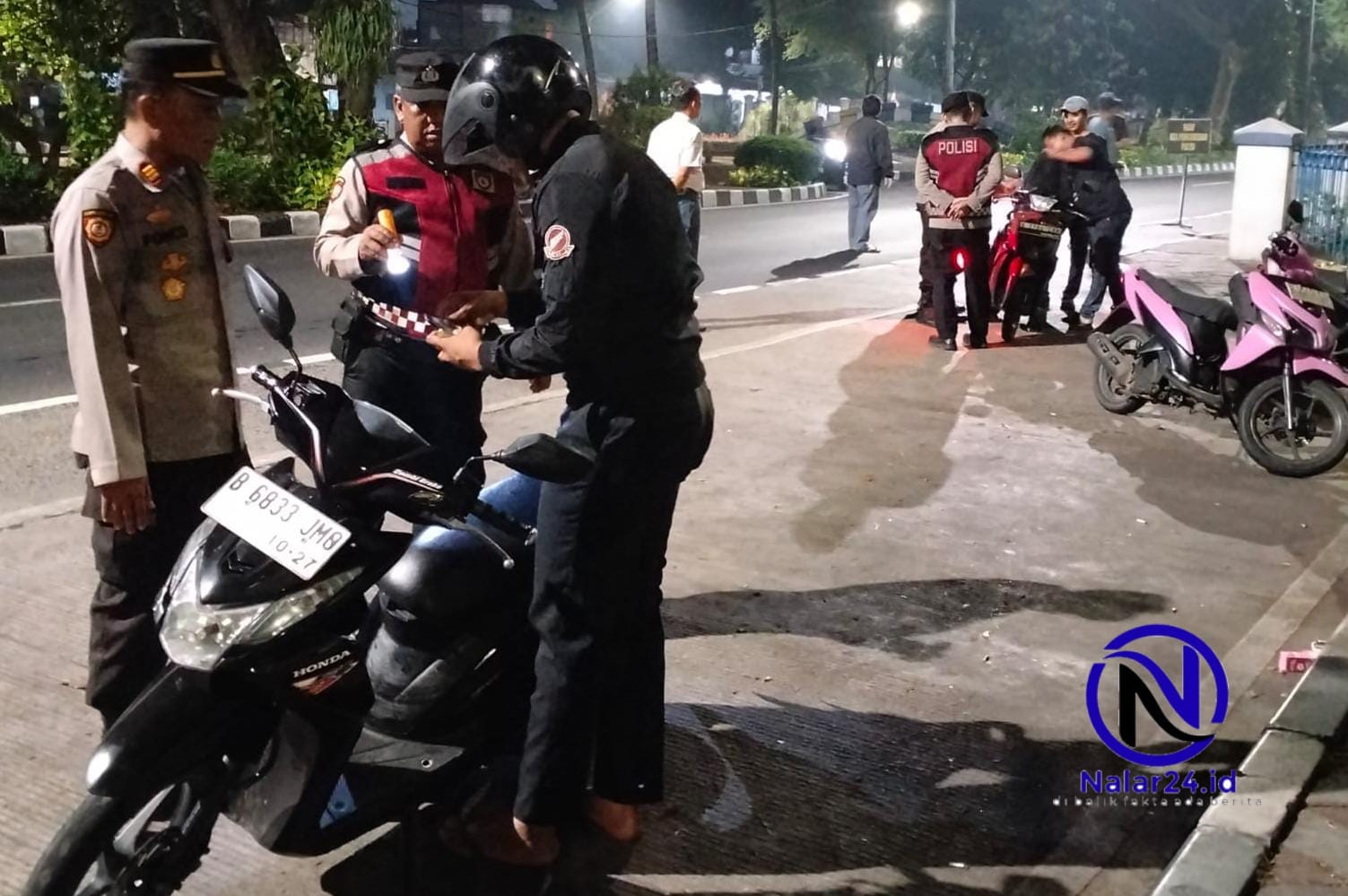 Wakapolsek Tangerang AKP Ponco Anggriyanto memimpin pemeriksaan kendaraan bermotor di depan Stadion Benteng Reborn dini hari