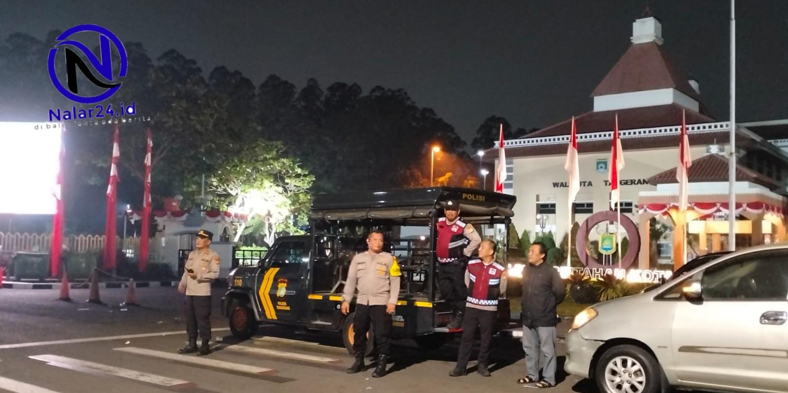 Personel Polsek Tangerang saat patroli Cipta Kondisi di depan Kantor Puspem Kota Tangerang dini hari