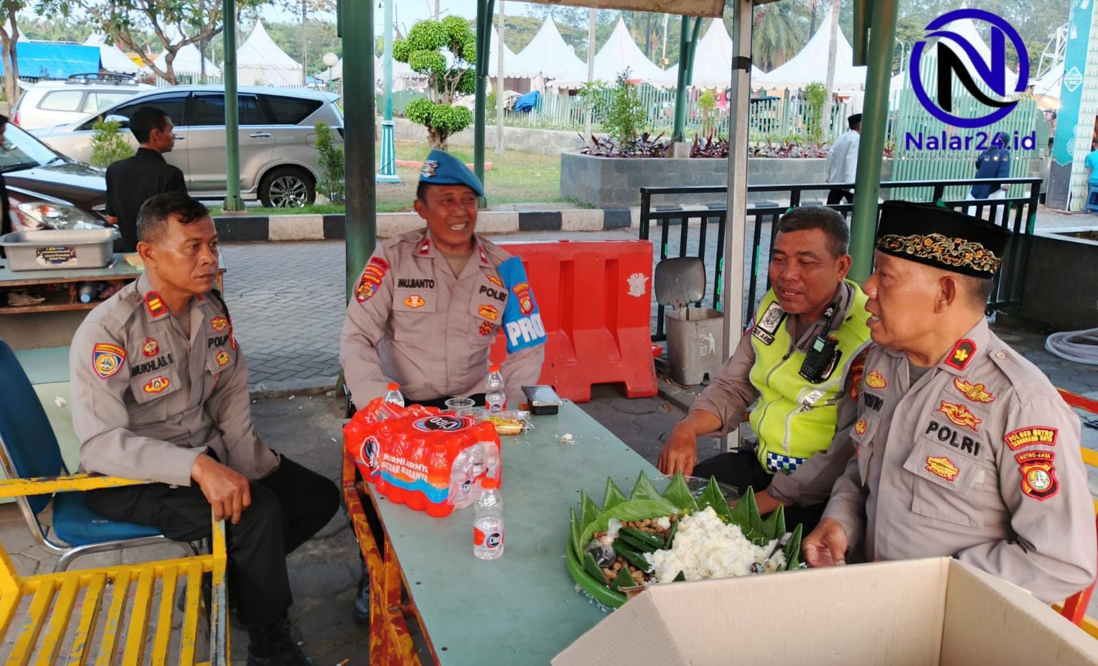 Personel Polsek Tangerang melakukan pengamanan saat kegiatan Pengajian Akbar Jemaah Haji di Masjid Al Azhom