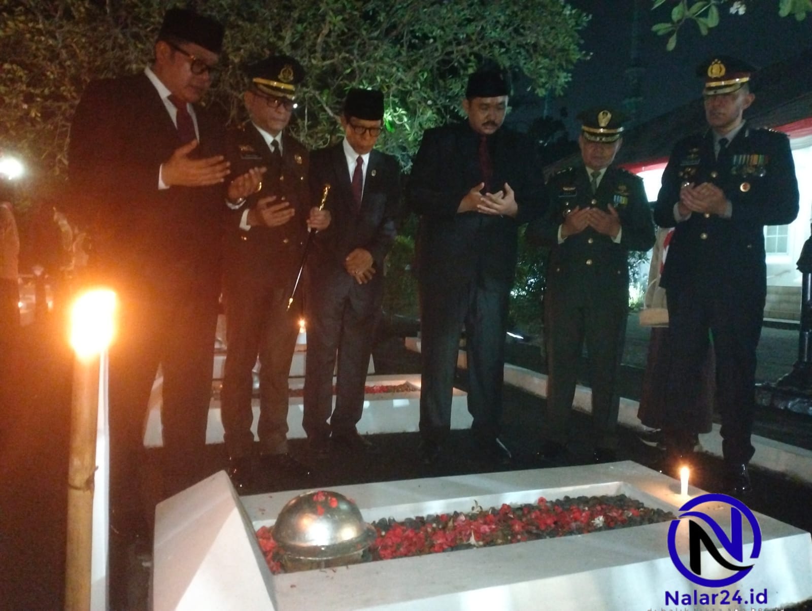 Jajaran Forkopimda Kota Tangerang berdoa di depan makam pahlawan dengan penerangan obor