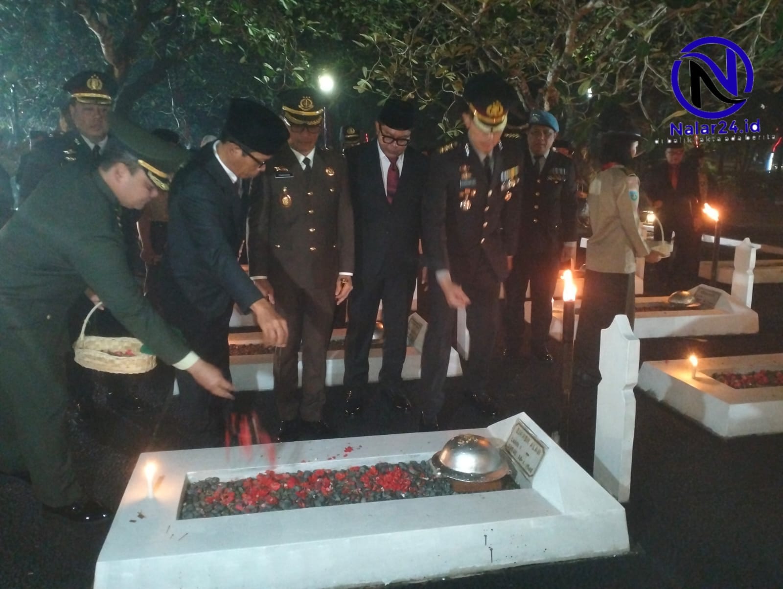 Wakil Wali Kota Tangerang Maryono Hasan bersama pejabat tabur bunga di makam pahlawan TMP Taruna dini hari (16/08/2026)