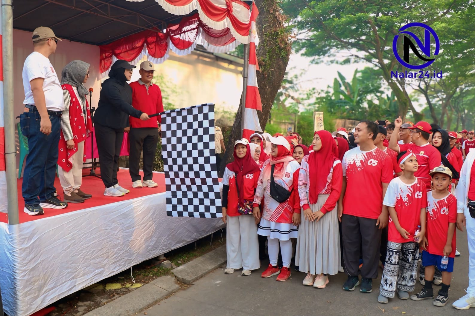 Wakil Bupati Tangerang Intan Nurul Hikmah melepas gerak jalan sehat HUT RI ke-81 bersama warga Graha Lestari Panongan`