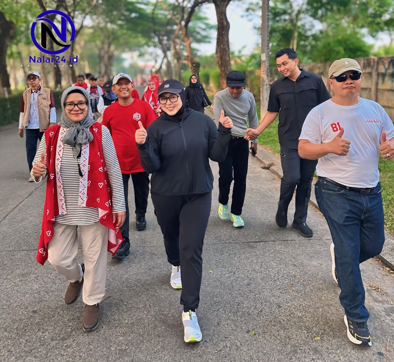 Wakil Bupati Tangerang Intan Nurul Hikmah berjalan bersama warga saat gerak jalan sehat HUT RI ke-81 di Kecamatan Panongan