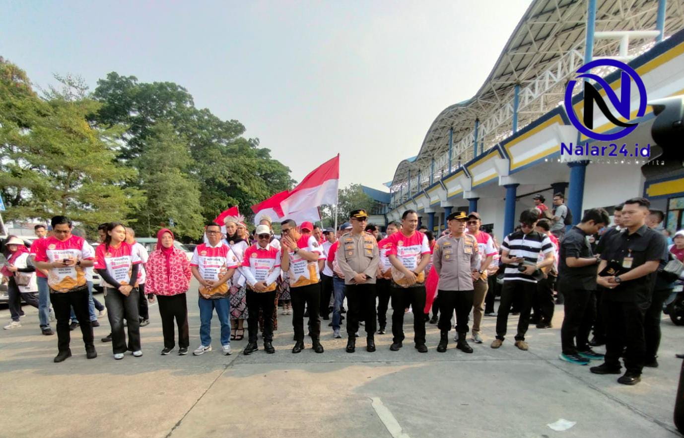 Peserta Kirab Merah Putih HUT RI ke-81 berkumpul di area Stadion Benteng Reborn Kota Tangerang