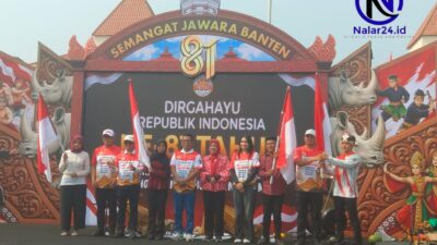 Foto bersama peserta Kirab Merah Putih di panggung bertema Semangat Jawara Banten HUT RI ke-81 Kota Tangerang