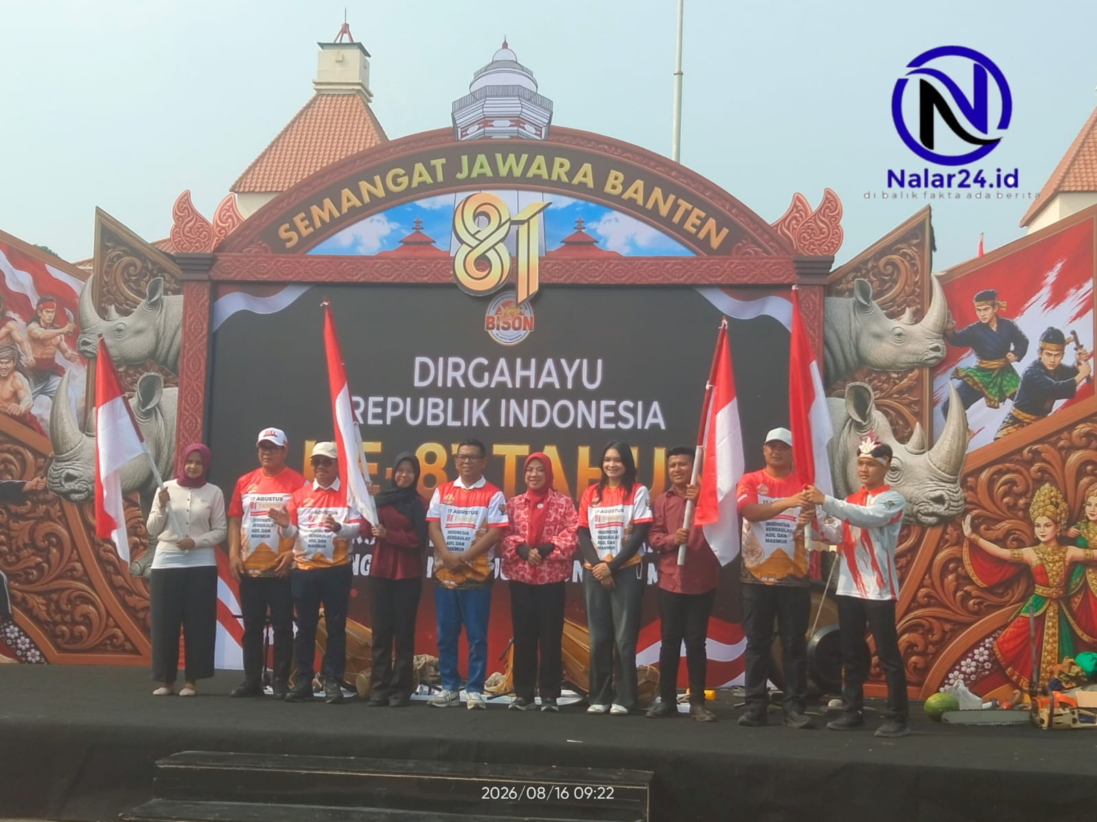 Foto bersama peserta Kirab Merah Putih di panggung bertema Semangat Jawara Banten HUT RI ke-81 Kota Tangerang