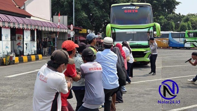 Warga Terminal Kalideres menarik bus double decker seberat 24 ton dalam lomba HUT RI ke-81
