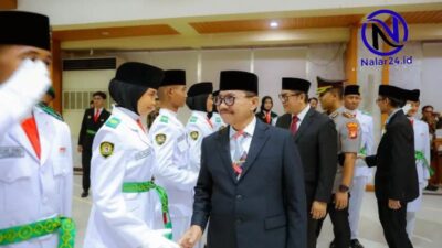Wali Kota Tangerang Sachrudin mengukuhkan 50 anggota Paskibraka Kota Tangerang tahun 2026 di Gedung Pusat Pemerintahan