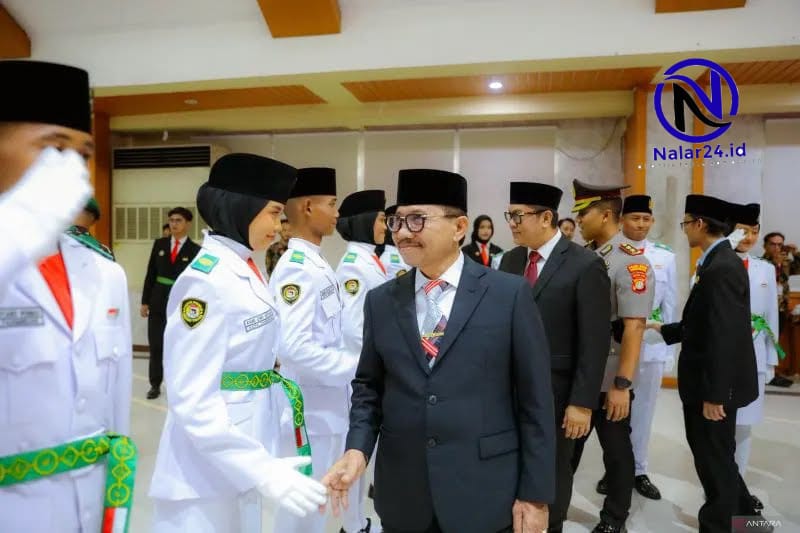 Wali Kota Tangerang Sachrudin mengukuhkan 50 anggota Paskibraka Kota Tangerang tahun 2026 di Gedung Pusat Pemerintahan