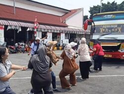 Beban Hidup Lebih Berat dari Bus! Warga Kalideres Tarik Bus 24 Ton Meriahkan HUT RI ke-81