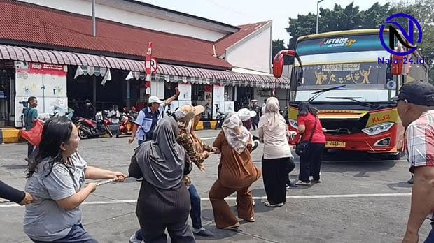 Ibu-ibu peserta lomba tarik bus di Terminal Kalideres Jakarta Barat memperingati HUT RI ke-81