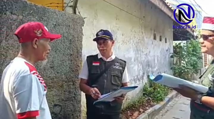 Ketua RW 02 Babakan berdialog dengan warga terkait kebersihan lingkungan *Deskripsi*: Ketua RW 02 Babakan DR. H.Cucu Sudrajat. S.IP. M.H berdialog dengan warga di GG Rajawali. Ia menekankan bahwa menjaga kebersihan adalah tanggung jawab bersama seluruh warga RW 02 Babakan.