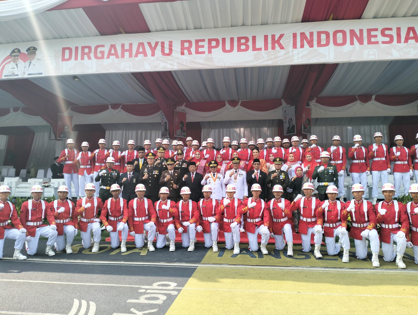 Wali Kota Tangerang bersama grup drumband pelajar Kota Tangerang