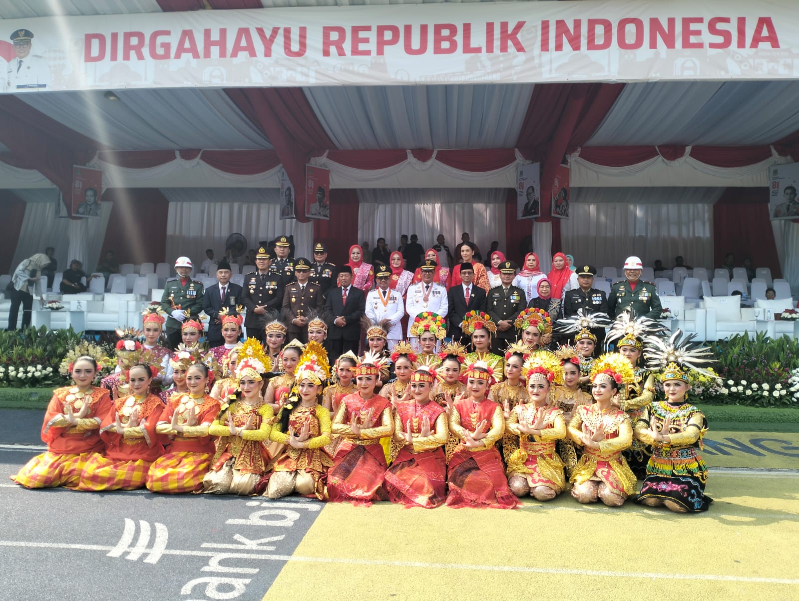 Wali Kota Tangerang bersama penari daerah dengan kostum adat Nusantara