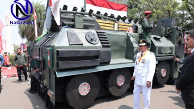 Bupati Tangerang Moch Maesyal Rasyid berdiri di samping kendaraan hias replika tank