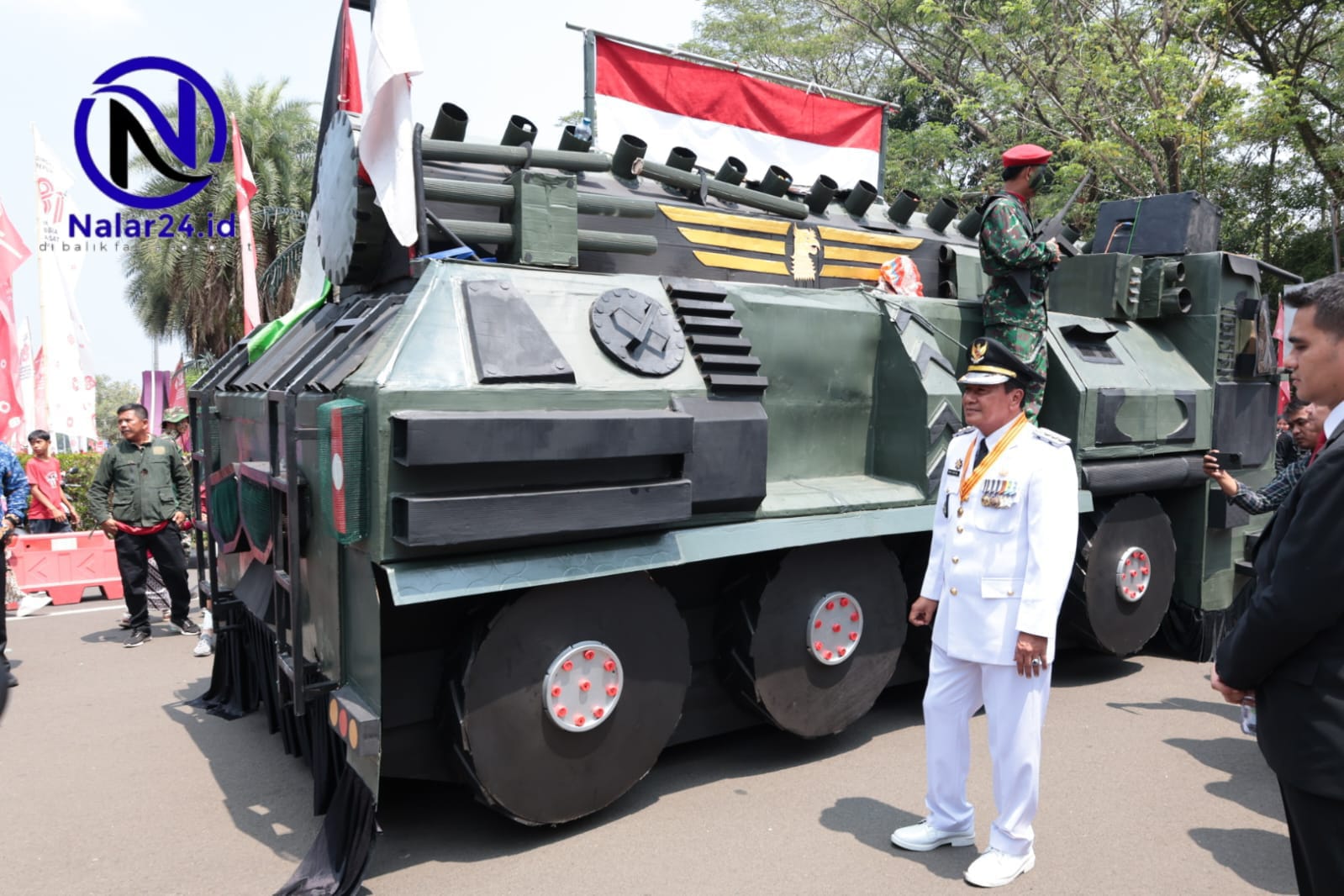 Bupati Tangerang Moch Maesyal Rasyid berdiri di samping kendaraan hias replika tank