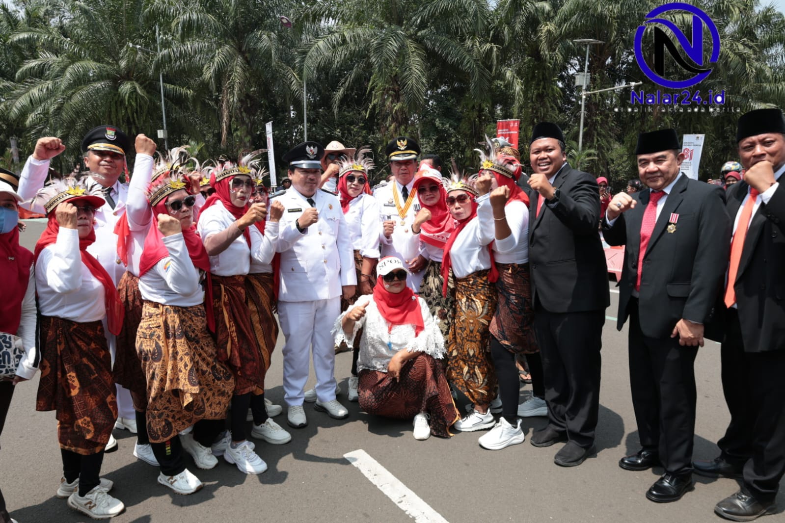 Kebersamaan Bupati Tangerang Maesyal Rasyid dengan warga peserta pawai karnaval