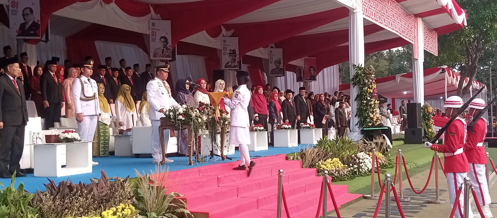 Paskibraka Kota Tangerang Serahkan Bendera Merah Putih ke Wawali Maryono