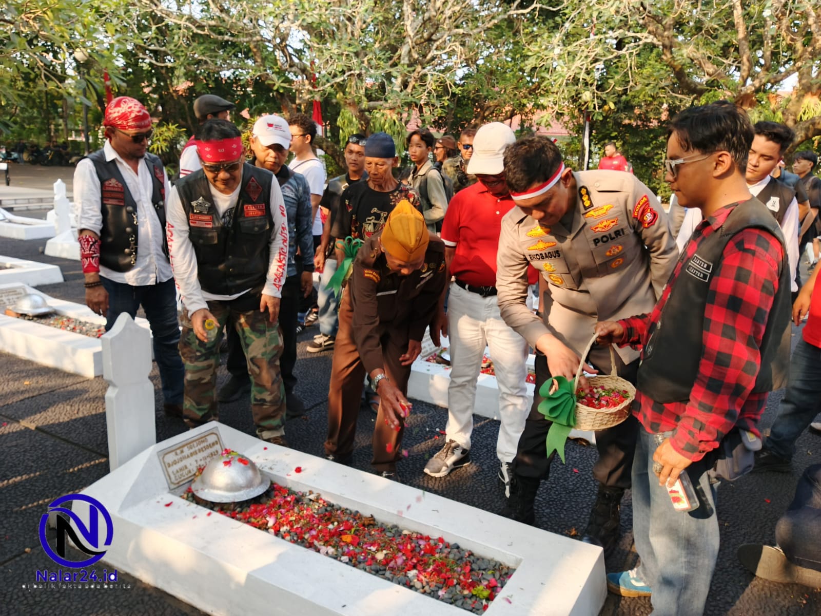PLH Kapolres dan scooteris tabur bunga di Taman Makam Pahlawan Taruna