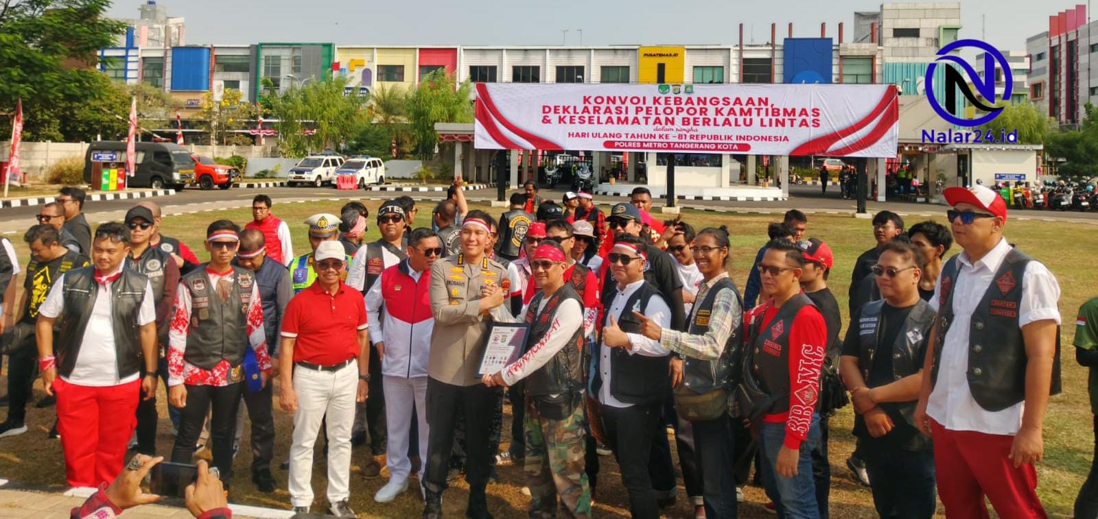PLH Kapolres Eko Bagus menerima plakat dari perwakilan komunitas scooteris
