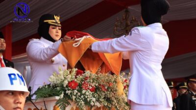 Wabup Intan Nurul Hikmah menerima bendera dari Paskibraka Kabupaten Tangerang