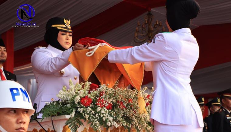 Wabup Intan Nurul Hikmah menerima bendera dari Paskibraka Kabupaten Tangerang
