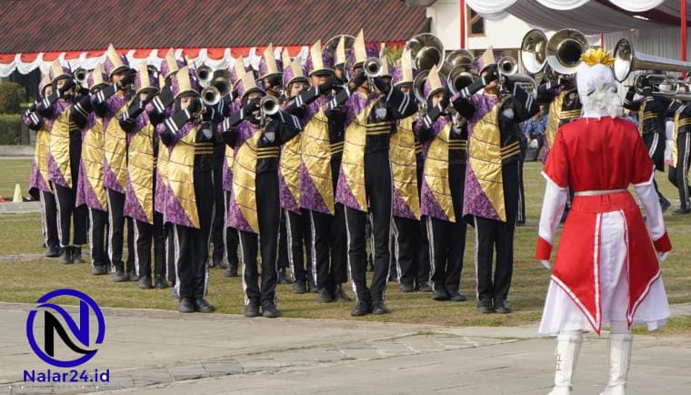 *Alt Teks*: Marching Band Gita Wibawa Praja tampil di Lapangan Upacara Kabupaten Tangerang