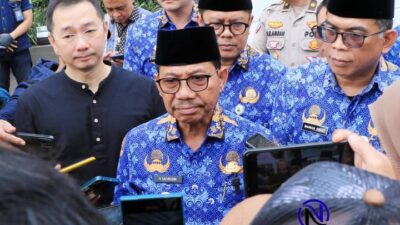 Wali Kota Tangerang H. Sachrudin memakai baju batik biru saat konferensi pers keringanan PKB