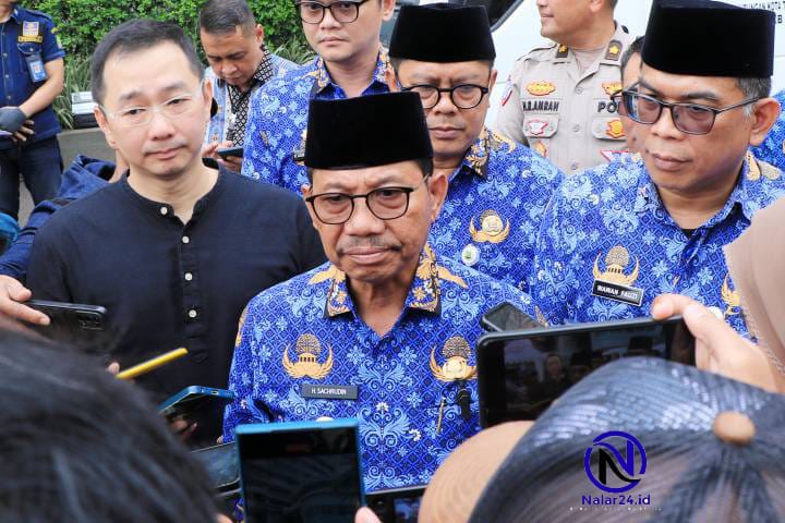 Wali Kota Tangerang H. Sachrudin memakai baju batik biru saat konferensi pers keringanan PKB