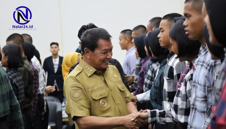 Bupati Tangerang Maesyal Rasyid bersalaman dengan anggota Paskibraka Kabupaten Tangerang