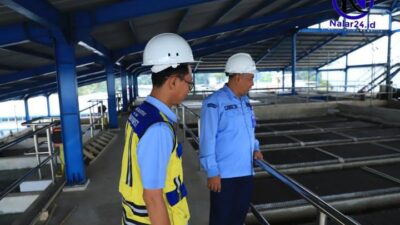 Direktur Teknik Perumda Tirta Benteng Joko Surana memantau instalasi pengolahan air