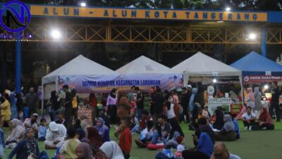 Keluarga duduk lesehan menikmati suasana Tangerang Culinary Day di Lapangan Ahmad Yani