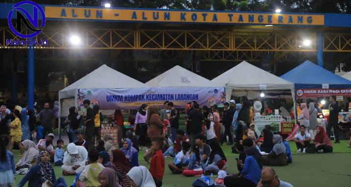 Keluarga duduk lesehan menikmati suasana Tangerang Culinary Day di Lapangan Ahmad Yani