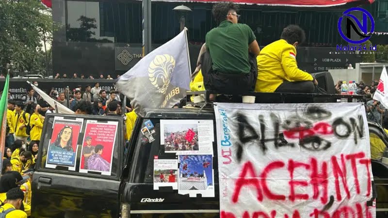 Mahasiswa duduk di atas mobil komando BEM UI saat aksi di Bundaran HI