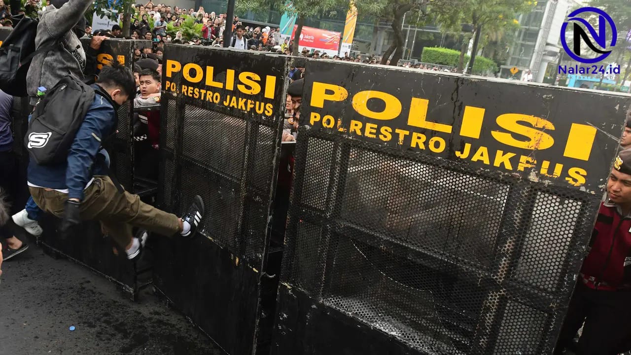 Barikade besi bertuliskan POLISI POLRESTRO JAKPUS di lokasi demo Bundaran HI