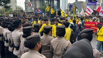 Mahasiswa UI dan polisi berhadapan saat aksi damai di Bundaran HI